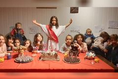 Menina faz festa de aniversário com tema de Jesus