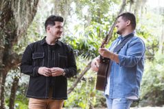 André e Felipe apresentam a canção "Bom Dia Deus"