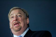 Rick Warren é rebatido ao defender ordenação de pastoras