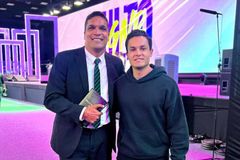 Pastor da Igreja Deus é Amor é criticado por foto com Daciolo