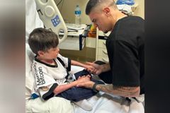 Jogador do Vasco ora com menino que acordou do coma: "Deus de milagres"