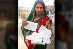 Mulher que teve Bíblia rasgada dá lição de perseverança: "A Palavra é tudo para mim"