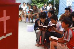 China proíbe igrejas de produzir materiais para estudos bíblicos