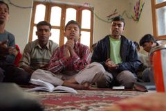 Família cristã é morta enquanto cantava "decidi seguir Jesus, sem voltar atrás" | Notícias Gospel