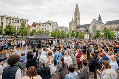 Adoração espontânea: Cristãos fazem culto nas ruas da Holanda