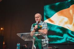 Luiz Hermínio convoca famílias para oração pelo Brasil: "Vamos orar até que algo aconteça"