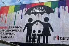 Tribunal mantém condenação de igreja por outdoor contra LGBT+