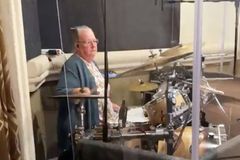 Idosa de 72 anos serve ao ministério de adoração como baterista