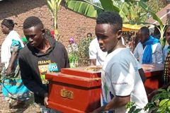 Depois de ataque que deixou 42 mortos em Uganda, jovens cantam sobre ressurreição