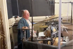 Com 72 anos, idosa viraliza ao tocar bateria durante louvor