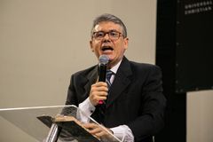 ‘Temos que nos adequar à Bíblia, e não a Bíblia se adequar a nós’, alerta pastor