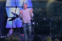 Vídeo: pastor expulsa mãe e criança de culto por se incomodar com barulho | Notícias Gospel