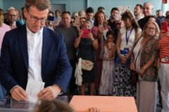 Conservadores vencem eleições na Espanha, mas esquerda pode se manter no poder