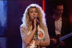 Tori Kelly internada na UTI com coágulos nas pernas e pulmões