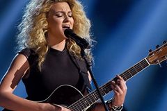 Tori Kelly incentiva leitura da Bíblia e a fé 'fundamentada na verdade'