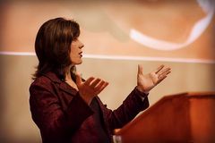 Ordenação de pastoras é "evidência de igrejas se rebelando contra a Bíblia”, diz John MacArthur | Notícias Gospel