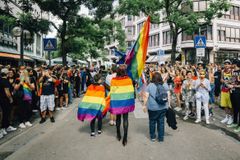 Ativistas trans tentam convencer sociedade que \"homens podem amamentar\"