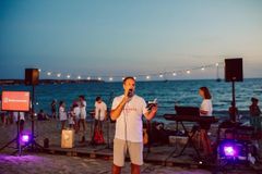 250 jovens ouvem o Evangelho em praia na Espanha: \"Há um grande interesse por Deus\"