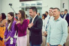 Governador de Alagoas, Paulo Dantas, participa de culto evangélico em igreja de Maceió