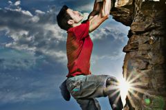 Mesmo amputado, alpinista volta às rochas e diz que vê Deus em quase tudo