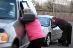 Igreja oferece Drive-Thru de orações aos fiéis apressados, na Califórnia