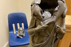 Estátua de Jesus é decapitada em onda de ataques a igrejas nos EUA