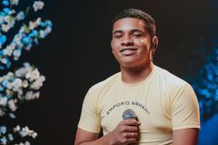 Cantor Kaiky Mello recebe alta após 4 meses internado: \"O milagre será completo\"