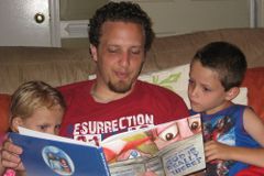 Pais devem tirar dúvidas dos filhos sobre a Bíblia o mais cedo possível, sugere autora | Notícias Gospel