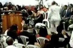 Pastor sofre AVC no púlpito enquanto cantava ‘Soldado Ferido’ e morre