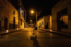 Menino de 6 anos ora de joelhos na rua pelo fim do coronavírus