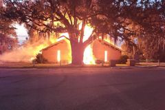 Igreja de jovens da Flórida é destruída em suspeita de incêndio criminoso