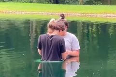 Sobreviventes resgatados do tráfico humano são batizados após aceitarem a Jesus