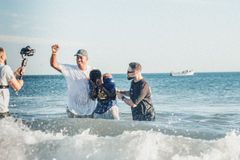 Evangelismo em praia de Portugal leva pessoas ao batismo: \"Encontro genuíno com Jesus\"