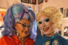 Distrito escolar contrata drag queen como diretor do ensino primário