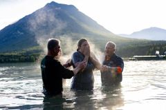 10 pessoas são batizadas em lago gelado no Alasca após evangelismo