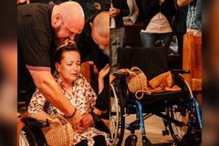 Mulher confinada em cadeira de rodas anda após oração: \"Deus seja louvado\"