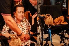 Uma mulher recebe cura e caminha após anos presa a uma cadeira de rodas