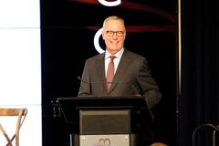 Vacinado, Max Lucado testa positivo para covid-19 e cancela pregação