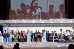 Vitória Souza discute com pastor e abandona púlpito durante culto