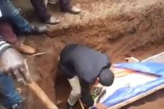 Autoproclamado profeta tenta ressuscitar homem sepultado há dois dias e gera revolta ao falhar | Notícias Gospel