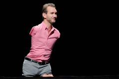 Evangelista Nick Vujicic fala à igreja: 'Deus fez homem e mulher'