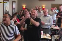 Vídeo com cristãos louvando a Deus em lanchonete ganha o mundo | Notícias Gospel