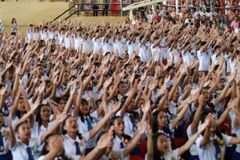 Mais de 600 alunos cantam louvor a Deus em formatura