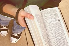 Escola proíbe que alunos distribuam Bíblias para colegas durante intervalo | Notícias Gospel