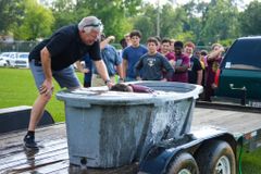 Pastor batiza alunos em tanque improvisado em pátio de escola e grupo ateu reage | Notícias Gospel