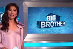 Apresentadora do Big Brother ganha Bíblia, lê e se entrega a Jesus