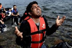 Jesus aparece a refugiados em travessia no mar e acalma tempestade