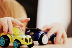 Conheça os benefícios de brincar e dicas de brinquedos seguros