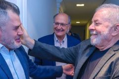 Sem cargo no governo, 'pastor de Lula' pede ajuda financeira