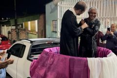 Homem é batizado em carroceria de carro: \"Não podia esperar para nascer de novo\"